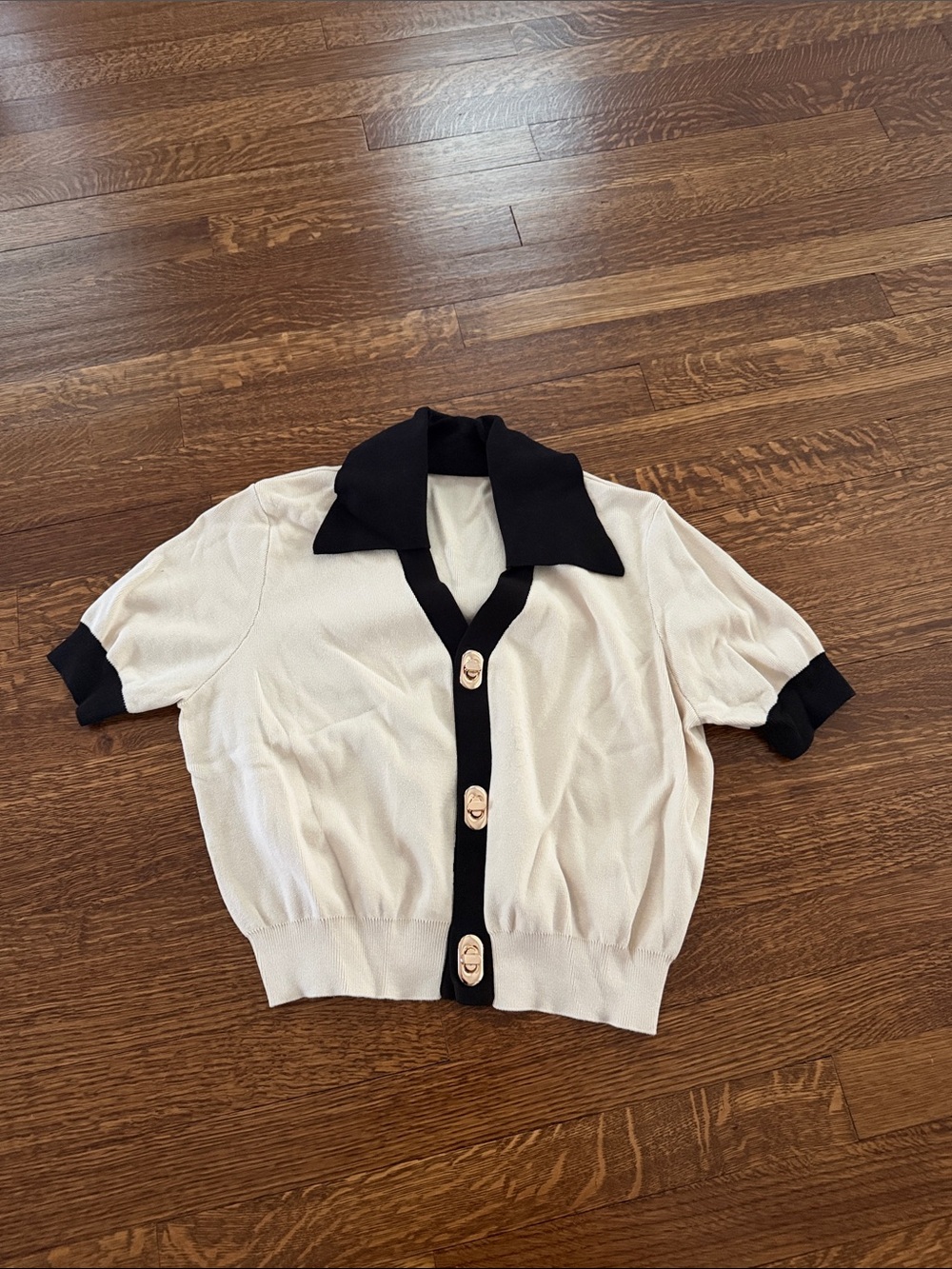 Commense short sleeve collared cardigan with gold buttons